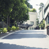 ホテルまでの登り坂。登りきったとき先には、ゆったりと時が流れる居心地の良い空間がお待ちしております。