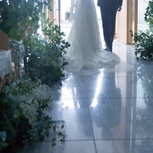 大理石のバージンロードは10m。新婦様の姿を美しく映し出します。幅広のため、ボリュームのあるドレスでも進みやすいのも人気ポイント|ホテル グランドアーク半蔵門 （運営 帝国ホテルグループ）の写真(32344788)