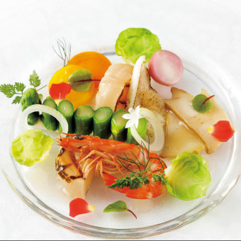 彩り豊かな海鮮と野菜、目にも楽しい前菜。トリュフ風味のドレッシングが香りを引き立てる