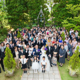 ゲスト全員との集合写真!新郎新婦もゲストも緑に囲まれて笑顔いっぱい!大人気の演出のひとつです。アフタセレモニーは思い出深い時間を過ごせます。