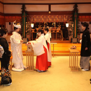 神職、斎女、伶人、舞女と十人以上が心をこめ