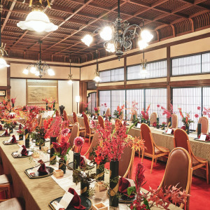 「どこの席からも新郎新婦がよく見えるように」と配慮されたテーブルスタイルが訪れたゲストにも好評。|東京大神宮マツヤサロンの写真(17906427)