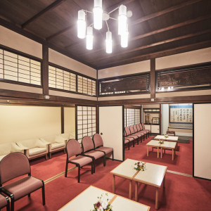 【親族控室】趣のある雰囲気の中、会話に花が咲きます。|東京大神宮マツヤサロンの写真(17907172)
