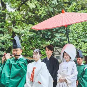 神職と巫女に導かれ、新郎新婦と両家の家族が境内を歩いてご神前へ向かいます。雅楽の調べが響く中、厳かな婚儀が始まります|東京大神宮マツヤサロンの写真(17906338)