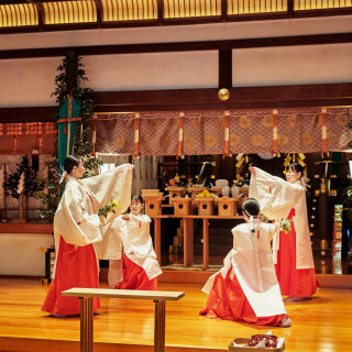 豊栄の舞 菊の花を手にした4人の巫女が、新郎新婦の門出を祝して舞を奉納します。