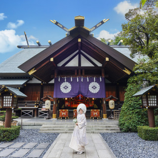 都心に位置しながら清々しい緑と静寂に包まれたこの神社は高い格式を有する「東京五社」のひとつ