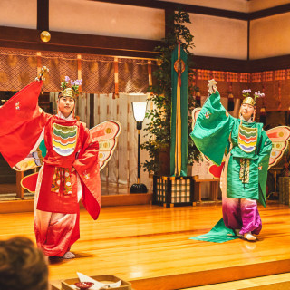 豊寿の舞 子孫繁栄の象徴である蝶の装束をまとった巫女が舞う、東京大神宮ならではの優美な舞。