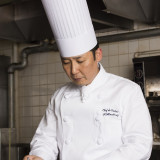 【総料理長】各国の王侯貴族が集う美食の館としてフランス料理の歴史と伝統を育んできたトゥールダルジャン東京店で、フランス料理に対する考え方を直接学ぶ。