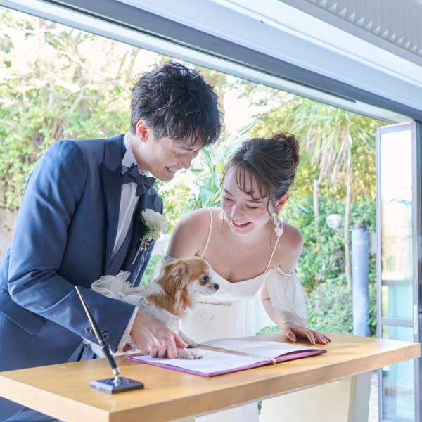 オリジナル結婚証明書に肉球スタンプでサインを