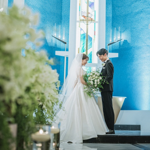 ブルーの祭壇が美しいチャペルでの写真