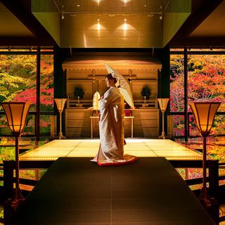 水盤に浮かぶ舞台で自然美を描いた新スタイル神殿