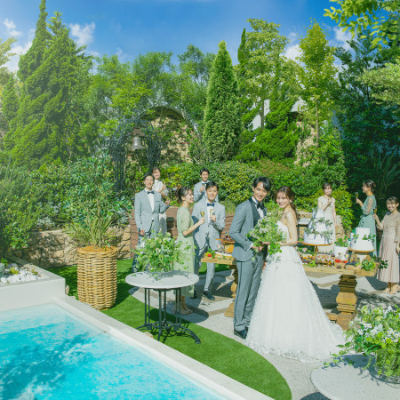 【アットホーム婚】ゲストとの距離が近いアットホームウエディングが叶う。広々ガーデンで、デザートブッフェ演出も◎