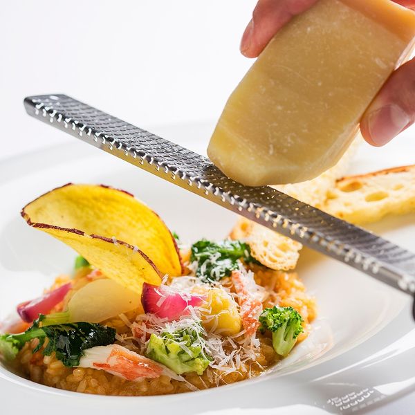 会場専用のオープンキッチンにて仕上げる料理は温度が大事!レストランのようにお料理を味わう贅沢さ♪|ホテルフランクスの写真(761909)