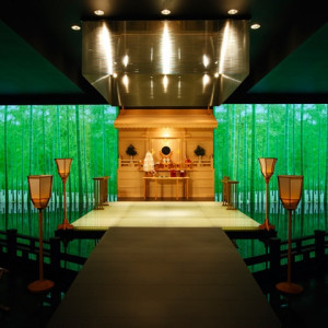 日本の四季の自然美を表現した、新スタイル神殿「風の杜」。幻想的な雰囲気のなか、粛々と執り行わる神前式。|ホテルフランクスの写真(246501)