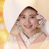 花嫁の装いを楽しんで。綿帽子の中をお花で埋め尽くした可愛らしい写真を残そう