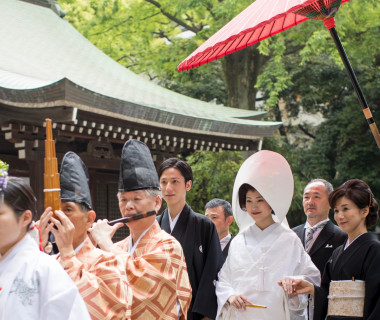 緑豊かな境内を花嫁行列が進む「参進」。晴れの日の幕開け