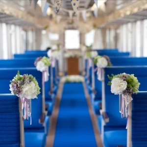 【HAPPY TRAIN WEDDING】ゲストに見守られながら、まっすぐ伸びたバージンロードの先でふたりの誓いが交わされる。[収容人数/～50名]|川越プリンスホテルの写真(1761768)
