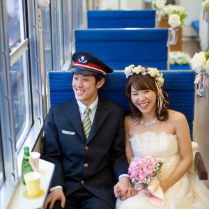 【HAPPY TRAIN WEDDING】ゲストとのおしゃべりタイム。鉄道の制服を着て車掌さん気分も体験できる。[収容人数/～50名]|川越プリンスホテルの写真(1761767)