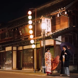 【前撮り/ロケーションフォト撮影】【ナイトロケーションフォト】街頭に照らされた夜道に衣裳が映える！夜の蔵造りの街並みならではの雰囲気で大人っぽいロケーションフォト★|川越プリンスホテルの写真(27675212)