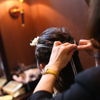 特別な一日を専属のヘアメイクスタッフが花嫁様の美しさを引き出すお手伝いをいたします。