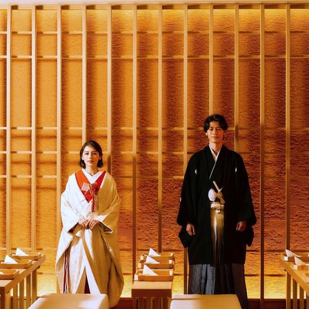 水に囲まれた神殿「水凛」は、日本の伝統美とモダンなデザインが調和した特別な空間。屋内でありながら、水のせせらぎや自然の美しさを感じられる神秘的な舞台で、心に残る和の挙式を|ベルヴィ武蔵野の写真(62369682)