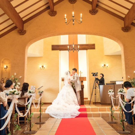 天窓から自然光が降り注ぎ、木の温もりに溢れるチャペルでの本格挙式