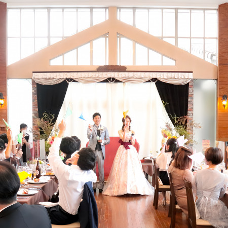天井が高く、窓から光が差し込む会場で、さまざまな演出を♪ゲストの記憶にも残るウエディング