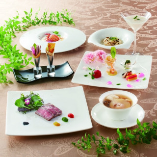 華やかな前菜や姿ふかひれ・和牛のステーキ等高級食材を盛り込んだ基本となるコース。