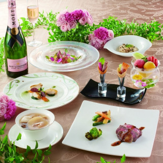 オマール海老を贅沢に使用した前菜やフォアグラと松坂牛のローストを含むアップグレードコース。