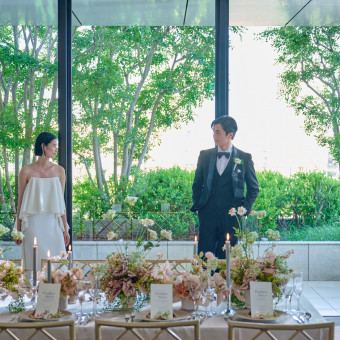 極上のお料理がおふたりの気持ちを伝えるパーティ。お一人おひとりの笑顔を見渡せる距離感が魅力