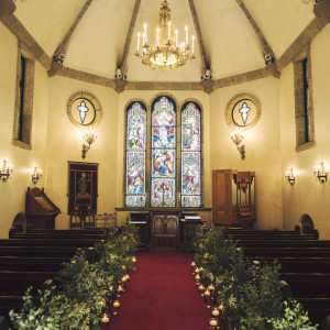 ステンドグラスからの敬虔な光に包まれる教会内は、高いアーチ型のボールト天井、アンティークのシャンデリア、漆喰仕上げの内壁など、神聖さと温かみを醸し出す、クラシカルな雰囲気|ホテルモントレ大阪の写真(38433329)