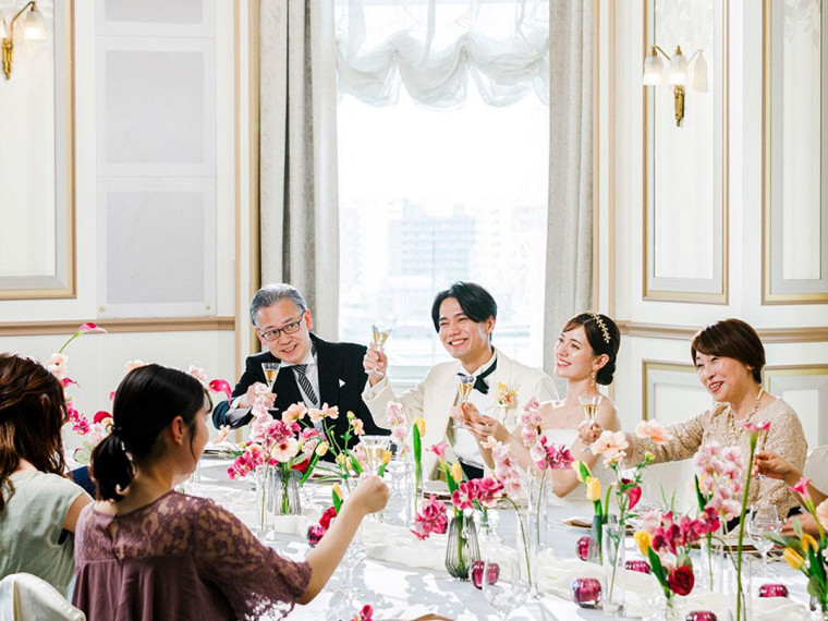 心温まる挙式、寛ぎのクラシカル空間で会食をお楽しみください