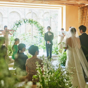 いずれのチャペルも演出や進行などはすべて自由に、お二人だけの結婚式をご提案します。ハレの日にふさわしい祝福に溢れる挙式。|デュクラス大阪/FIVESTAR WEDDINGの写真(56716532)