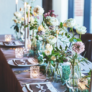 コーディネートは選べる自由。生花、ペーパーアイテム、テーブルクロス、ナフキン、自分達らしい唯一無二のコーディネートでゲスト様をおもてなし。|デュクラス大阪/FIVESTAR WEDDINGの写真(56718064)