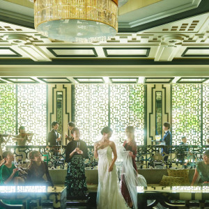 ゲスト皆様には上質空間でおもてなしいたします。エントランスやロビー、贅沢なホテルのように随所がフォトジェニックに。ゲストの記憶にも残る特別な一日に。|デュクラス大阪/FIVESTAR WEDDINGの写真(56716392)