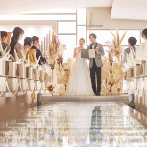 クリスタルがきらめくチャペルでの挙式は非日常でゲストからの祝福の想いに包まれたセレモニーに。感動と笑顔が広がる温もり溢れる挙式をご体感ください|デュクラス大阪/FIVESTAR WEDDINGの写真(53651284)