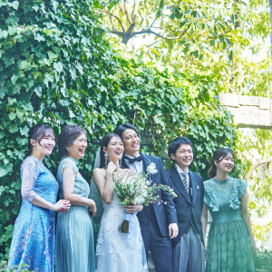 陽の差し込むガーデンにて心温まるシーンを|デュクラス大阪/FIVESTAR WEDDINGの写真(39650028)