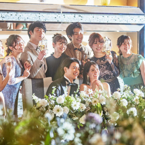 こだわりのメインテーブルにて行うフォトタイムでたいせつな思い出を共有|デュクラス大阪/FIVESTAR WEDDINGの写真(39649988)