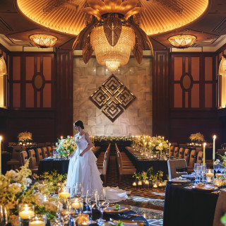 直径2mの印象的なシャンデリアをもち、ホテルライクな格式高い会場「オーク・オリーブ」