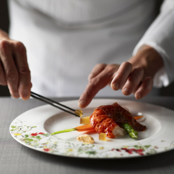 料理はシェフが1皿づつ丁寧に仕上げます