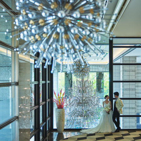 ゲスト皆様には上質空間でおもてなしいたします。エントランスやロビー、贅沢なホテルのように随所がフォトジェニックに。ゲストの記憶にも残る特別な一日に。