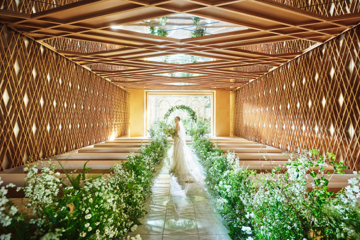 和も洋も映える、モダンなチャペル「IZUMO」。天候に左右されずに、思い描いた挙式が叶う