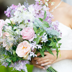 ブーケは花嫁さんにとって大事なアイテム。トレンドをおさえてドレスがより映えるお花たちを身にまとって♩|PULSE5｜パルス5の写真(26396959)