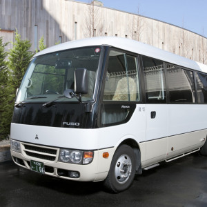 【往復バス】大人数での移動にはやはりバスが便利。担当プランナーに相談を。|PULSE5｜パルス5の写真(475326)