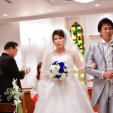 ゲストとの距離も近く、祝福の声に包まれながらの退場
