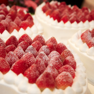 結婚式披露宴には欠かせないウエディングケーキ。旬のフルーツデコレーションやこだわりのデザインで。|マリエールオークパイン日田の写真(482146)