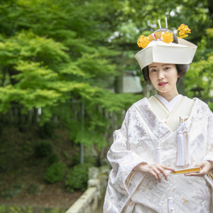 嫁ぐ花嫁が幸せになるようにとの願いが込められた、伝統美の白無垢。晴れの日だからこそ日本の伝統を受け継いだ和装での挙式を叶えてみては。|マリエールオークパイン日田の写真(24738380)