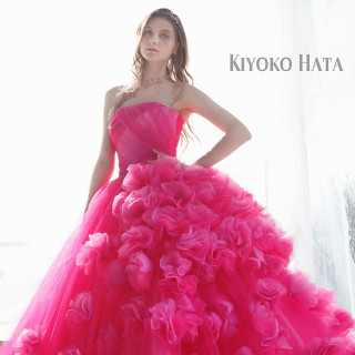 繊細な感性で花嫁の心を捉えるデザイナー KIYOKO HATA。纏った瞬間に体温があがるような、清らかで幸せ溢れる時間を演出するドレスコレクションです。