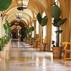 ホテル内回廊|アリビラ・グローリー教会(ホテル日航アリビラ内)チュチュリゾートウエデイングの写真(784776)