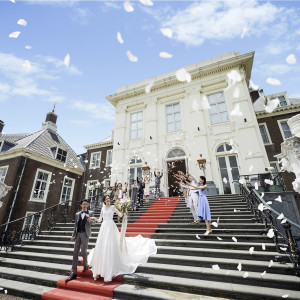 独立型チャペルから大階段を下りる、花嫁憧れの演出・フラワーシャワー|ハウステンボスの写真(16050054)
